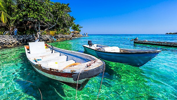 Boat at islas de rosario. Photo: Venturelli Luca | shutterstock.com