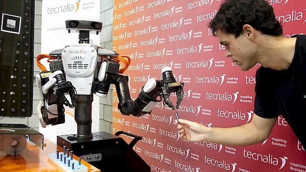 Tecnalia´s Hiro robot demonstrates its capabilities at the BIEMH. Photo: Tecnalia