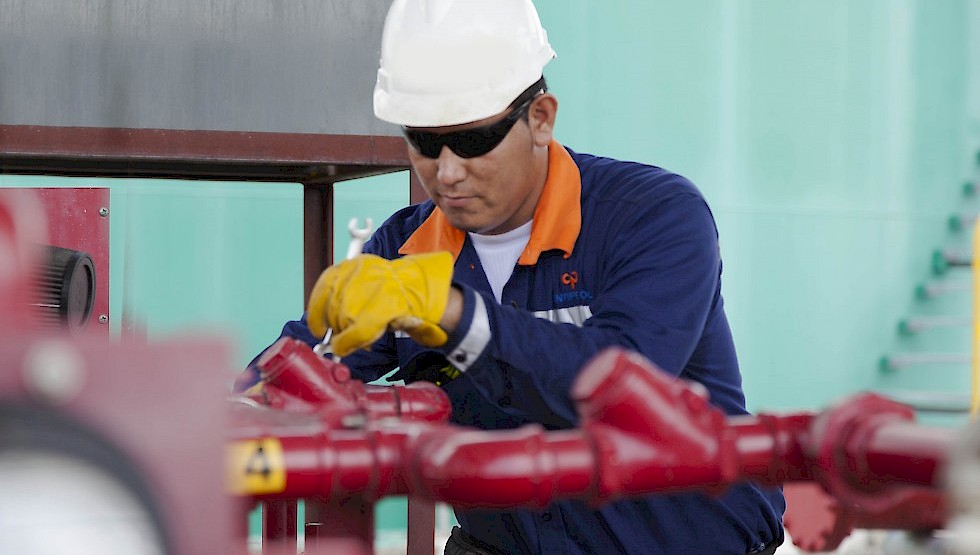 Worker at the Cira Infantas oilfield. Photo: ANH